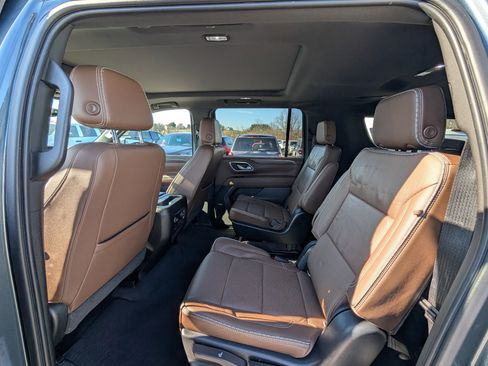 Used 2021 Chevrolet Suburban High Country w/ Premium Package image 16