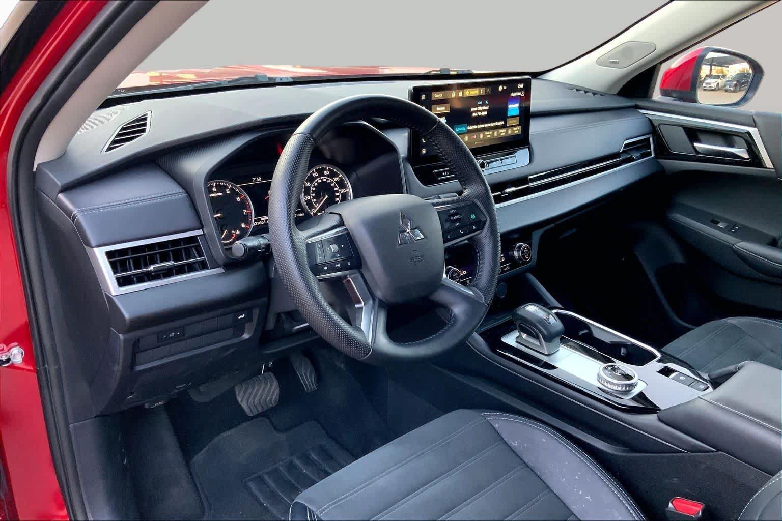 Used 2025 Mitsubishi Outlander SE FWD image 18