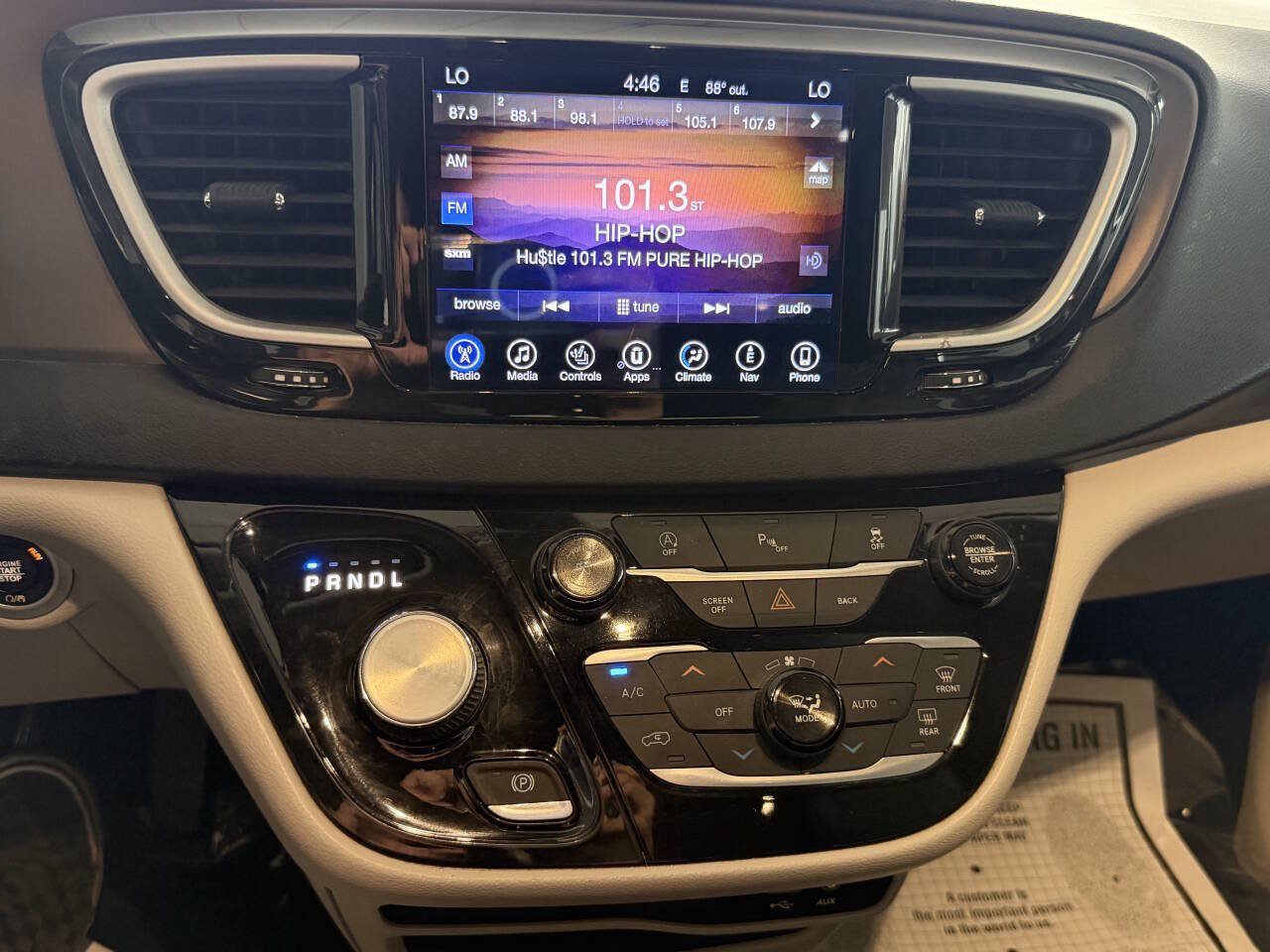 Used 2017 Chrysler Pacifica Touring-L FWD image 9