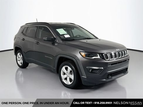 Used 2018 Jeep Compass Latitude w/ Popular Equipment Group AWD/4WD image 3