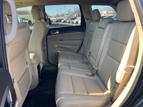 Used 2017 Jeep Grand Cherokee Limited w/ Luxury Group II image 11
