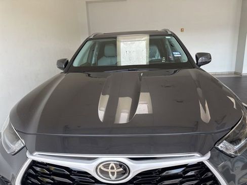 Used 2021 Toyota Highlander XLE FWD image 4