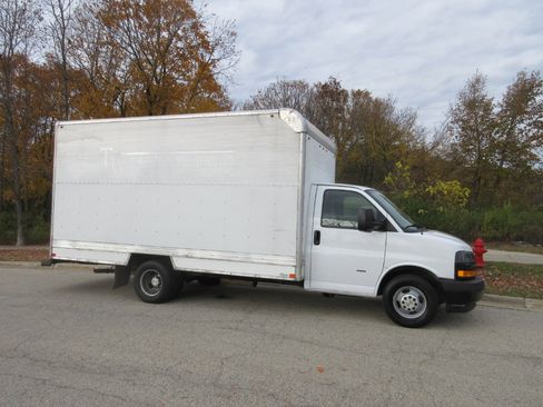 Used 2018 Chevrolet Express 3500 w/ Driver Convenience Package image 4