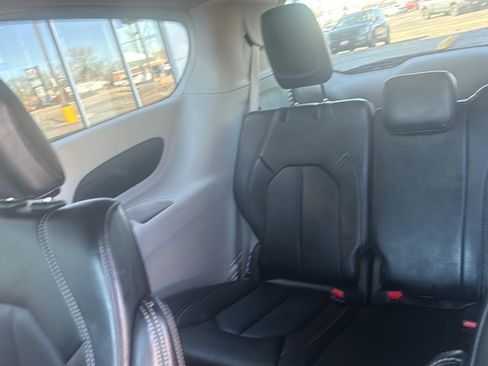 Used 2024 Chrysler Pacifica Touring-L image 13
