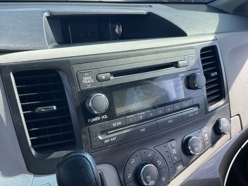 Used 2013 Toyota Sienna L image 5