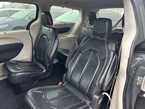 Certified 2022 Chrysler Pacifica Touring-L image 10