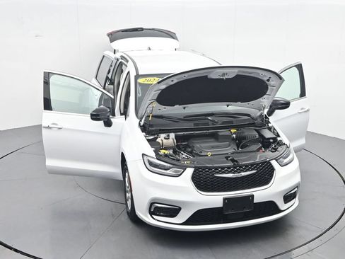 Used 2024 Chrysler Pacifica Touring-L FWD image 39