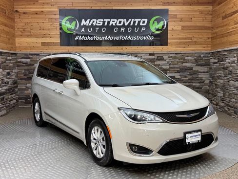 Used 2019 Chrysler Pacifica Touring-L w/ Advanced Safetytec Group FWD image 2