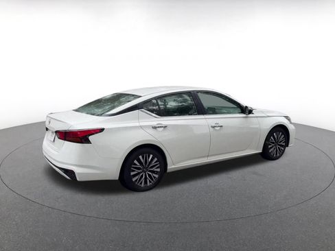 Used 2025 Nissan Altima 2.5 SV FWD image 14