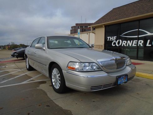 Used 2004 Lincoln Town Car Signature image 1
