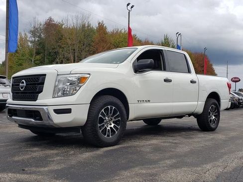 Used 2022 Nissan Titan SV image 3
