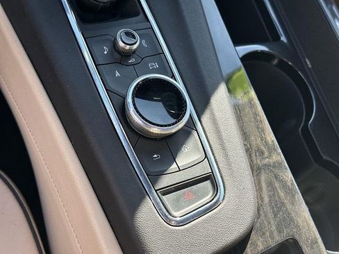 Used 2024 Cadillac Escalade Premium Luxury image 39