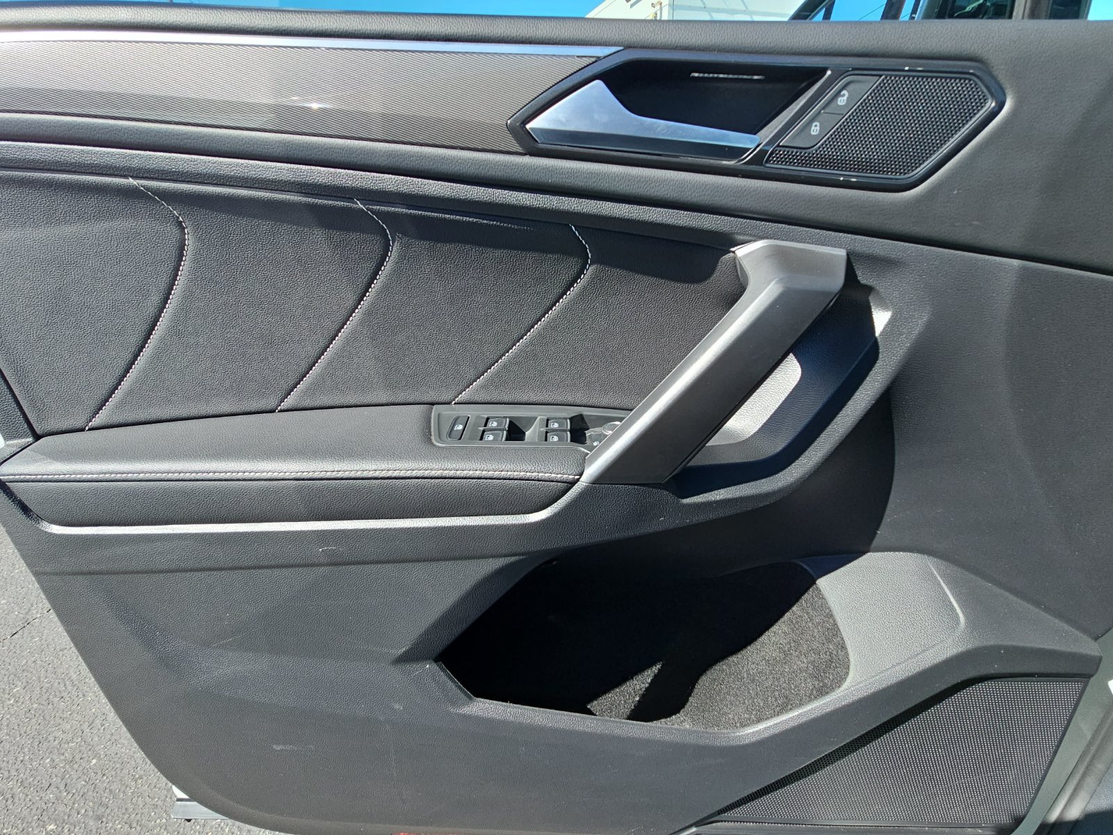 Certified 2023 Volkswagen Tiguan SE R-Line AWD/4WD image 25