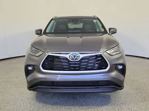 Used 2024 Toyota Highlander XLE image 3