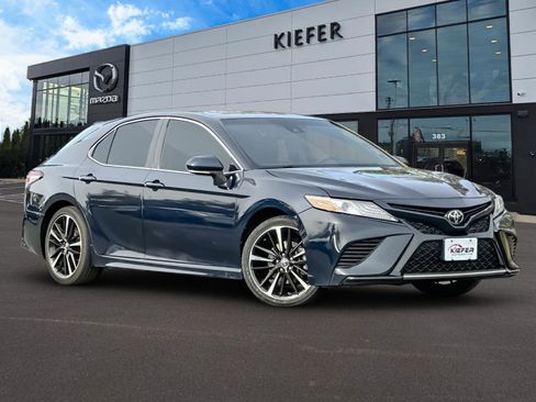 Used 2019 Toyota Camry XSE image 2