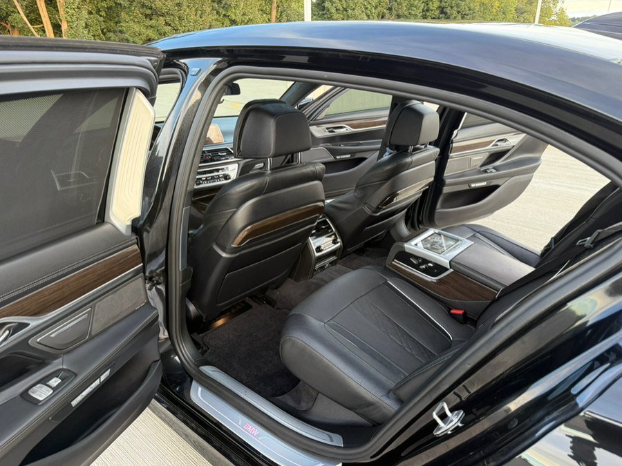 Used 2017 BMW 750i xDrive AWD/4WD image 27
