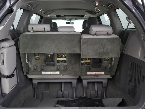 Used 2017 Toyota Sienna XLE w/ XLE Navigation Package FWD image 9
