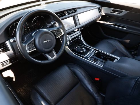 Used 2018 Jaguar XF Prestige image 6