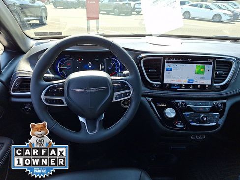 Used 2025 Chrysler Pacifica Select FWD image 2