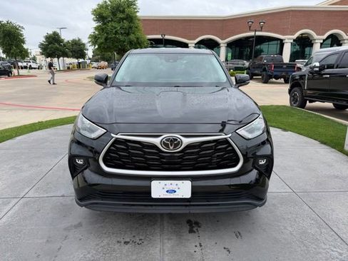 Used 2023 Toyota Highlander LE FWD image 2