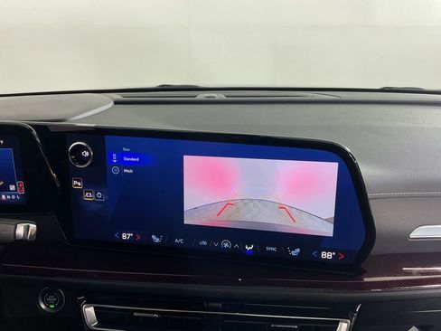 Used 2025 Chevrolet Traverse Z71 AWD/4WD image 29