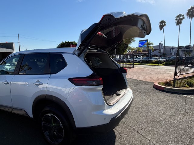 Used 2024 Nissan Rogue SV FWD image 10