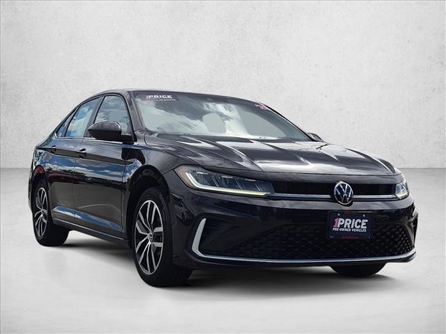 Used 2025 Volkswagen Jetta SE FWD image 3