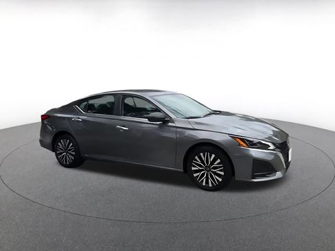 Used 2025 Nissan Altima 2.5 SV FWD image 2