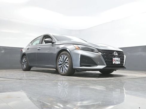 Used 2025 Nissan Altima 2.5 SV FWD image 46