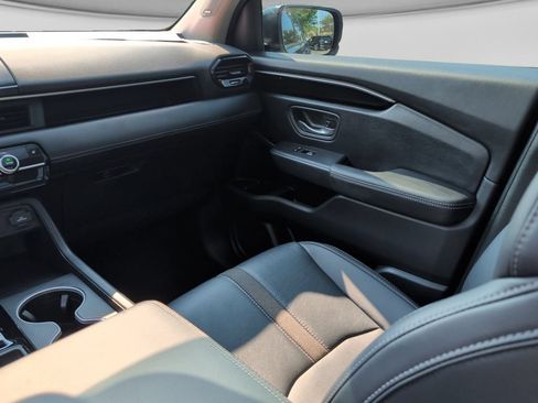 Used 2025 Honda Pilot Touring image 19