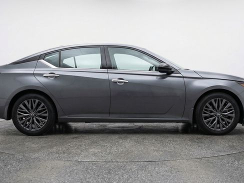 Used 2025 Nissan Altima 2.5 SV FWD image 11