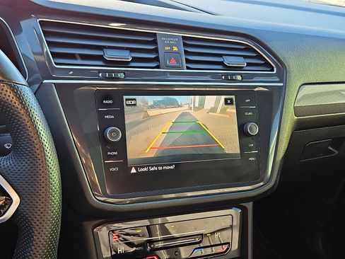 Certified 2022 Volkswagen Tiguan SE R-Line image 17