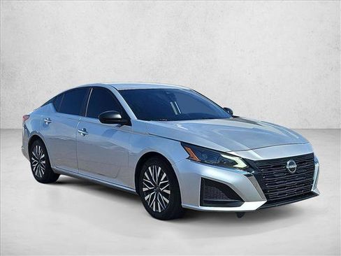 Used 2024 Nissan Altima 2.5 SV FWD image 3