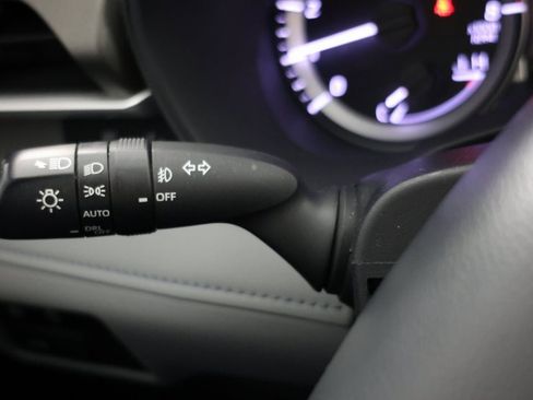 Used 2023 Toyota Highlander LE image 25