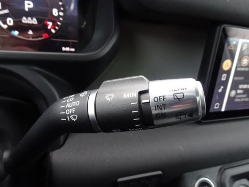 Used 2020 Land Rover Defender 110 SE image 35