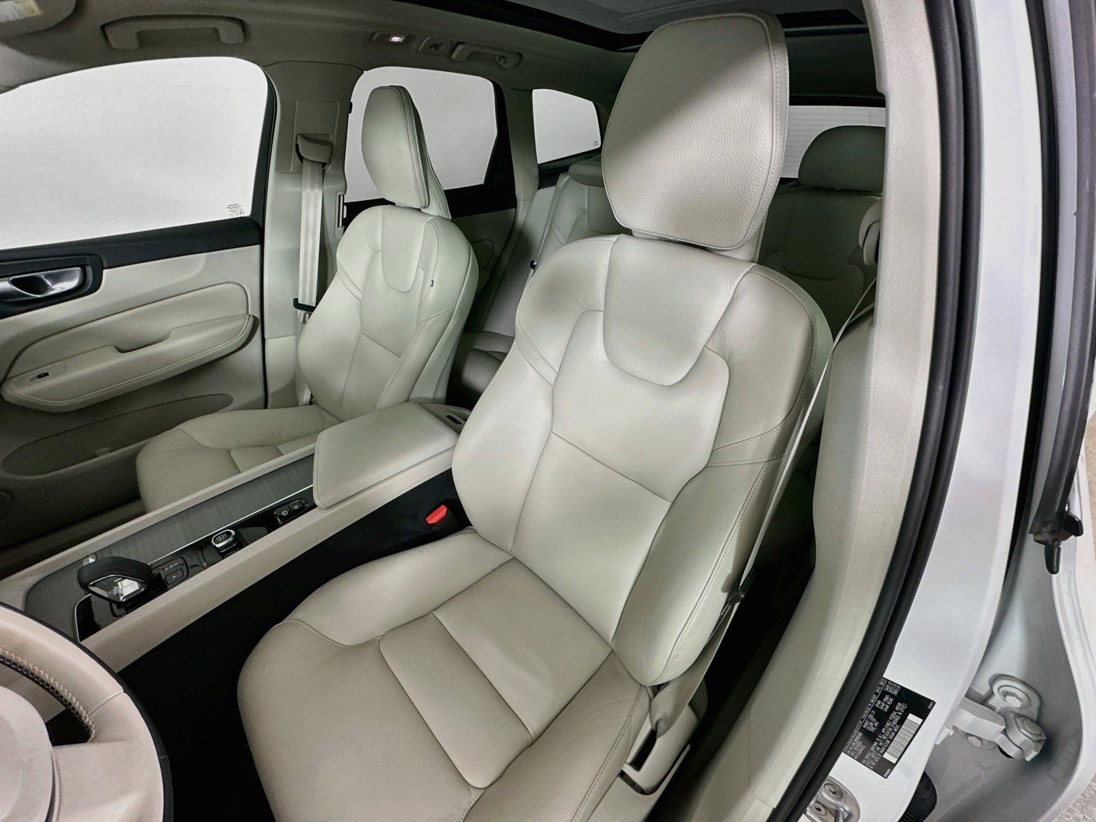 Certified 2024 Volvo XC60 B5 Plus w/ Climate Package AWD/4WD image 34