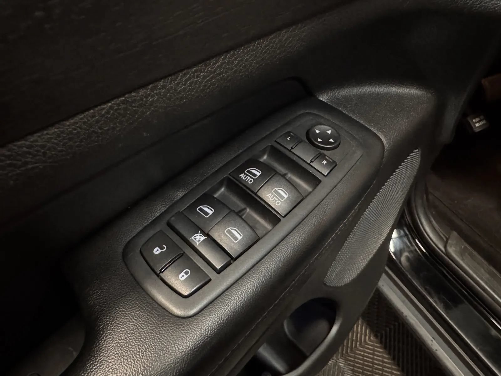 Used 2017 Jeep Grand Cherokee Laredo w/ Quick Order Package 23E AWD/4WD image 26