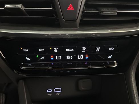 Used 2024 Buick Encore GX Avenir AWD/4WD image 25