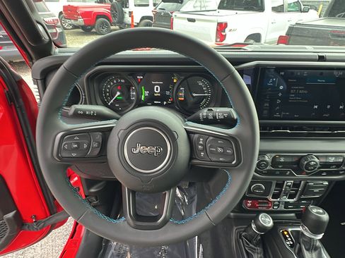 Used 2025 Jeep Wrangler Unlimited Rubicon 4xe image 26