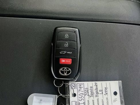 Used 2025 Toyota Highlander LE FWD image 33
