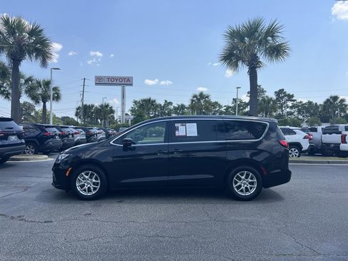 Used 2023 Chrysler Pacifica Touring-L FWD image 7