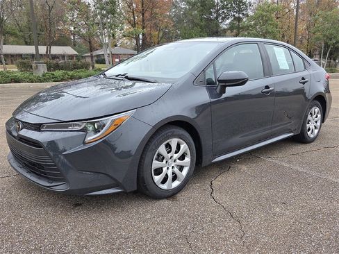 Used 2023 Toyota Corolla LE image 2