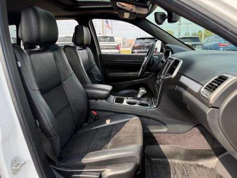 Used 2018 Jeep Grand Cherokee Altitude AWD/4WD image 16