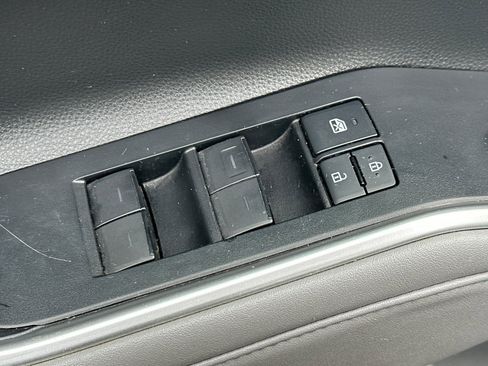 Used 2021 Toyota Highlander LE image 12