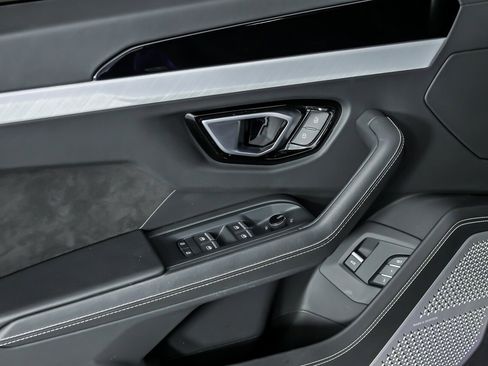 Used 2022 Lamborghini Urus image 18