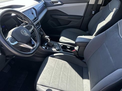 Certified 2023 Volkswagen Taos SE w/ Panoramic Sunroof Package image 8