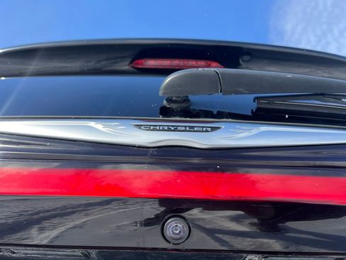 Used 2023 Chrysler Pacifica Touring-L image 8