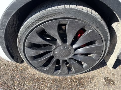 Used 2023 Tesla Model Y Performance image 10