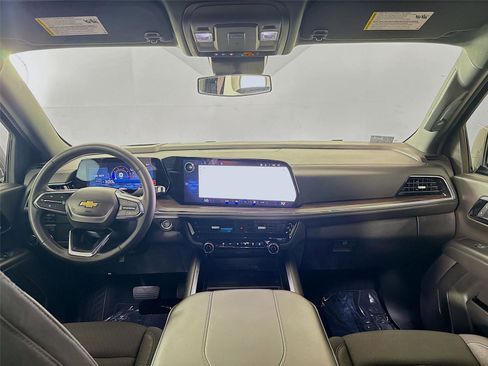 Used 2025 Chevrolet Suburban LS image 3