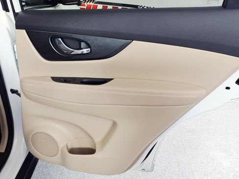 Used 2016 Nissan Rogue SL FWD image 5